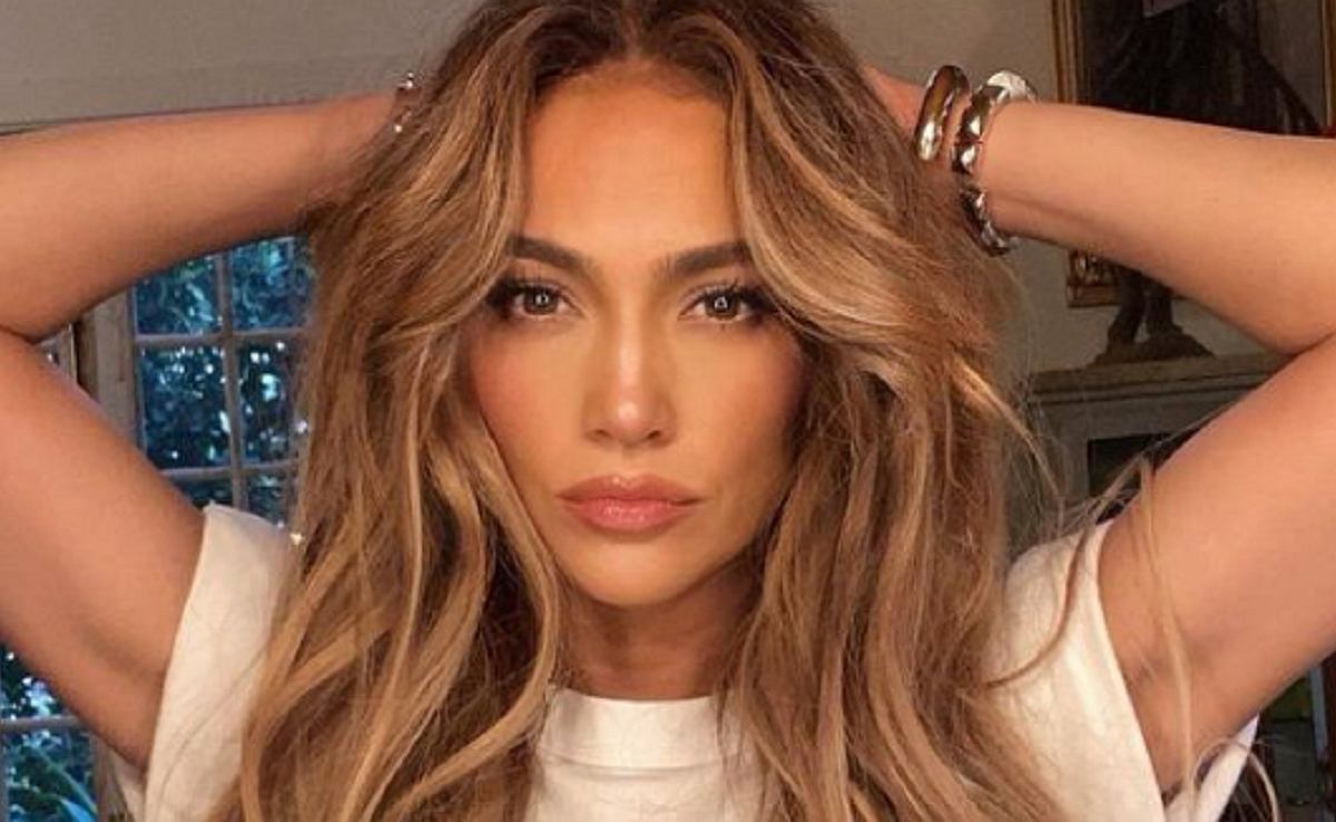 Such a face at 54?Jennifer Lopez showed herself without makeup, causing